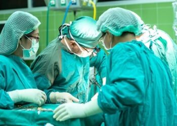 शिशु के पेट में निकला भ्रूण, ऑपरेशन किया गया