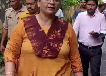 Lucknow Mayor Sushma Kharkwal told the zonal officer that she will dip you in the drain and rub you