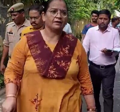 Lucknow Mayor Sushma Kharkwal told the zonal officer that she will dip you in the drain and rub you