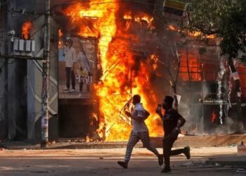 बंगलादेश में 28 दिन के भीतर में 42 पुलिसकर्मियों समेत 580 लोगों की हत्या