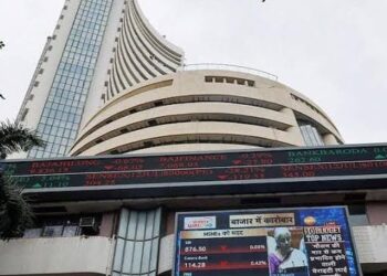 हिंडनबर्ग की रिपोर्ट से शेयर बाजार में गिरावट जारी