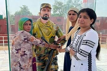 शहीद भाइयों की प्रतिमाओं को राखी बांध मनाया रक्षाबंधन का पर्व