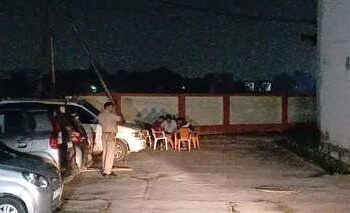 नाराज छात्र ने खुद को कमरे में बंद कर माता-पिता के साथ पुलिस को छकाया, की फायरिंग