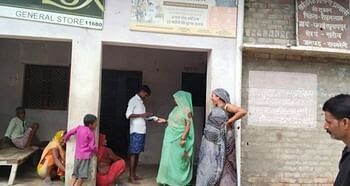 यहां तो इनकम टैक्स देने वाले भी डकार रहे गरीबों का राशन