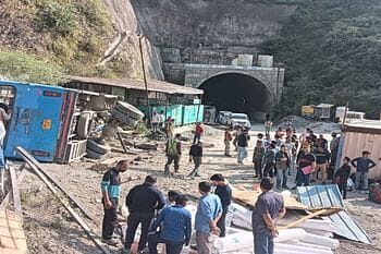 हिमाचल प्रदेश के कंडाघाट में पलटी उत्तराखंड परिवहन की बस,35 घायल