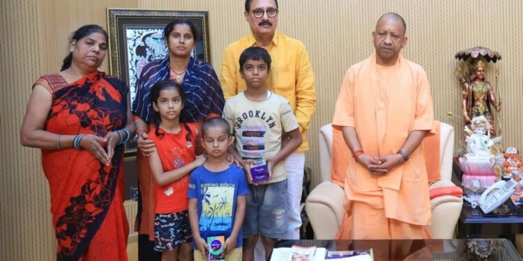 मोहित पांडेय के परिवार से सीएम योगी आदित्यनाथ ने की  मुलाकात