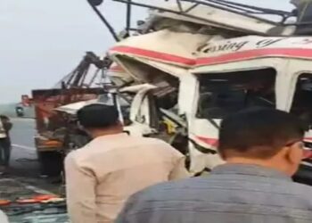 फिरोजाबाद में भीषण सड़क हादसा, कैंटर से टकराया श्रद्धालुओं से भरा टेंपो ट्रैवलर, तीन की मौत