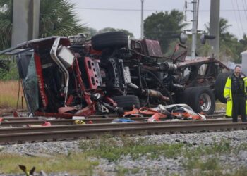 फ्लोरिडा में ट्रेन और दमकल की टक्कर में 15 लोग गंभीर