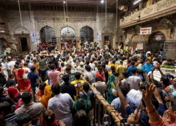 वृंदावन के बांके बिहारी मंदिर में धक्का-मुक्की से कई  श्रद्धालु घायल