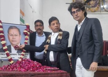 प्रथम पुण्यतिथि पर अधिवक्ता के चित्र का अनावरण