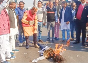 बांग्लादेश का पुतला फूंककर, इस्कॉन प्रमुख की रिहाई की मांग