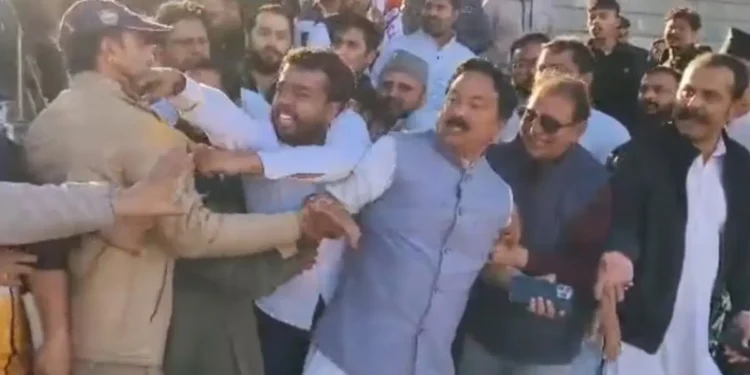 देहरादून में कांग्रेस प्रदेश अध्यक्ष करन मेहरा पत्रकारों को पीटने पर आमादा हो गए