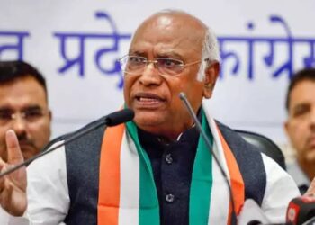 खरगे ने भाजपा पर साधा निशाना, संविधान बचाने की अपील की