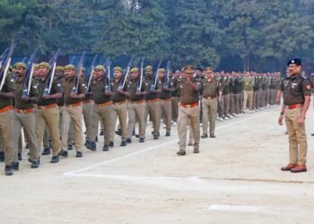 एसपी ने सलामी लेने के बाद परेड का निरीक्षण कर दिए दिशा-निर्देश