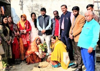 ससुराल पहुंचते ही शिक्षिका काजल ने किया पौधारोपण, ग्रीन गैंग के साथ लिया संकल्प