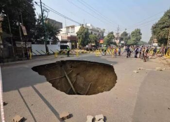 विकासनगर में फिर धंसी सड़क, इस बार सही करने में तीस करोड़ का खर्चा, इसकी हो रही खूब चर्चा