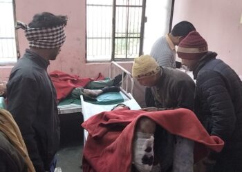 ट्रक की टक्कर से बाइक सवार छात्र की मौत, दो की हालत गंभीर