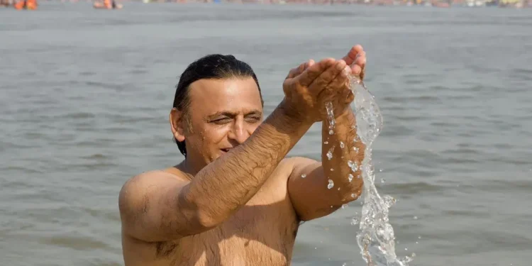 अखिलेश यादव ने संगम में लगाई डुबकी