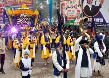 पांच प्यारों की अगुवाई में निकली भव्य शोभायात्रा