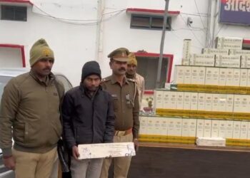 तस्कर गिरफ्तार, 300 बोतल शराब व कार बरामद