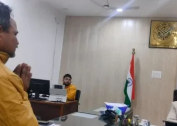 डीएम से इच्छा मृत्यु मांगने पहुंचा ऑटो चालक