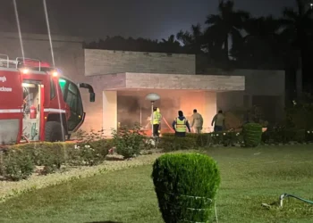 लखनऊ एयरपोर्ट पर लगी भीषण आग, वीवीआईपी लाउंज जलकर खाक