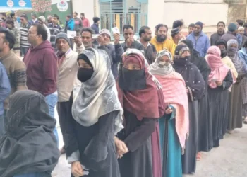 उत्तराखंड में निकाय चुनाव के लिए मतदान शुरू, भारी ठंड के बावजूद मतदाता पहुंचे केंद्र