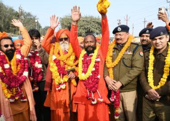 महाकुंभ में श्रीशंभू पंचायत अटल अखाड़े की पेशवाई, रथ-घोड़े पर सवार होकर निकले 500 से ज्यादा साधु-संत