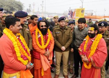 महाकुंभ मेले में महानिर्वाणी अखाड़े की धर्म ध्वजा के साथ भव्य पेशवाई पहुंची छावनी