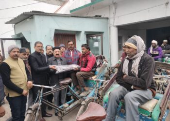 असहायों को ठंड से बचाने के लिए कंबलों का वितरण