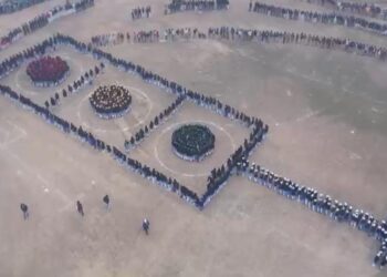 सड़क सुरक्षा पर मानव श्रृंखला बनाकर किया जागरुक