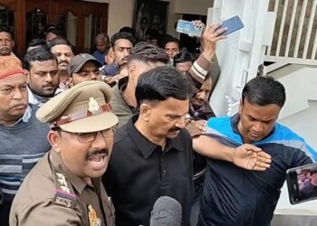 सीतापुर के सांसद दुष्कर्म के आरोप में घर से किए गए गिरफ्तार