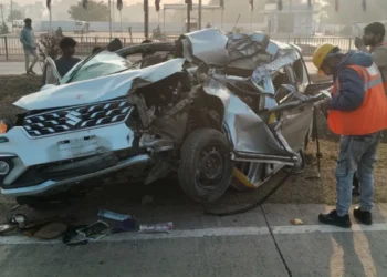 स्लीमनाबाद बाईपास पर खड़े ट्राले से टकराई कार, एक महिला की मौत, दस घायल