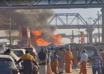 महाकुंभ में लगी भीषण आग, 200 शिविर राख, पीएम ने सीएम से की बात