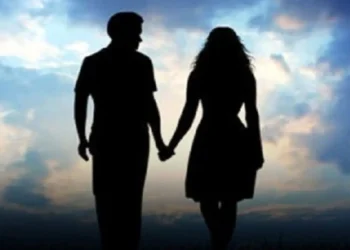 गले मिल रोए फिर एक-दूजे का हाथ थाम कूद गए ट्रेन के आगे