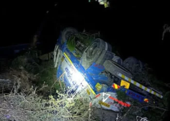 हाईवे किनारे पलटा पेट्रोल टैंकर, हो रहा रिसाव