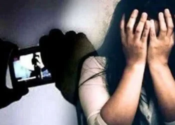 ब्लैकमेल और जबरन वसूली, सिरफिरे आशिक से तंग युवती ने खुद को लगाई आग