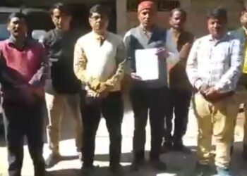 अपार आईडी भरने में आ रही दिक्कत, शिक्षक संगठन ने किया प्रदर्शन