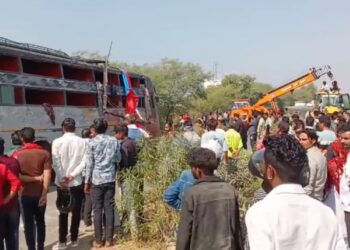 बस पलटने से डेढ़ दर्जन यात्री घायल, दो की हालत गंभीर