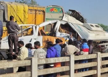 नागपुर हाइवे पर भीषण हादसा, ट्रैवलर और ट्रक की टक्कर में सात श्रद्धालुओं की मौत