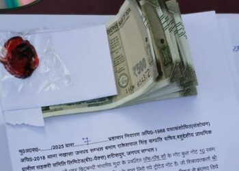 अकाउंटेंट से रिश्वत लेते समिति सचिव गिरफ्तार, वेतन वृद्धि के नाम पर मांगे पांच हजार