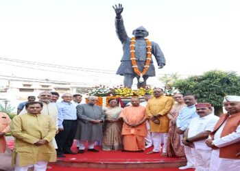 सीएम योगी ने हेमवती नंदन बहुगुणा की पुण्यतिथि पर अर्पित की श्रद्धांजलि