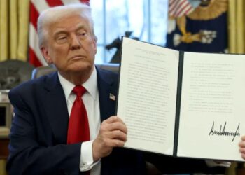 ट्रंप का टैरिफ वार, विदेशी कारों पर 25% टैरिफ लगाने का किया ऐलान, बढे़ंगी कीमतें