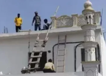 यूपी में खुद गिरा रहे हैं मस्जिद, प्रशासन ने पंद्रह दिनों का दिया था अल्टीमेटम