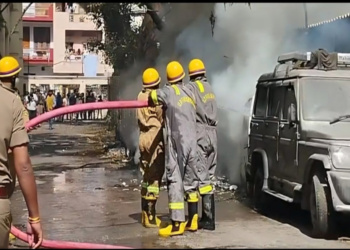 लखनऊ के हजरतगंज मल्टीलेवल पार्किंग में भीषण आग, कई गाड़ियां जलकर राख