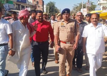 होली के पर्व को लेकर डीसीपी कुलदीप सिंह ने लालगोपालगंज में किया निरीक्षण