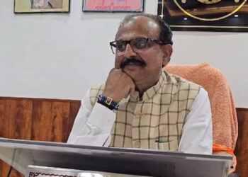 योगी के मंत्री का विवादित बयान, बोले- तिरपाल का हिजाब पहनकर निकलें सफेद टोपी वाले