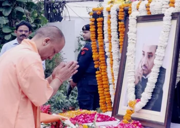 सीएम योगी ने पूर्व मुख्यमंत्री हेमवती नंदन बहुगुणा की जयंती पर दी श्रद्धांजलि