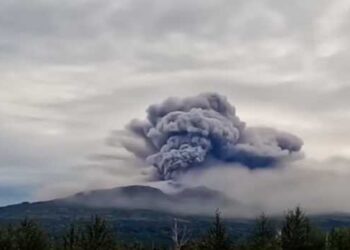 रूस के कामचटका प्रायद्वीप पर फटा ज्वालामुखी, 4,000 मीटर तक पहुँचा राख का गुबार