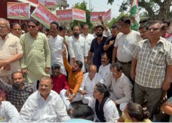 मूलभूत सुविधाओं की मांग पर गरजे कांग्रेसी, नगर आयुक्त को सौंपा ज्ञापन